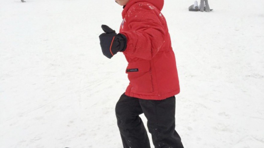 Das Schneegestöber auf der Skipiste am Wurmberg begeistert auch unsere kleinen Gäste. Skipiste-Braunlage-Kind